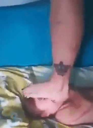 女佣虐童视频全网疯传，脚踩孩子的脸、胸、四肢......
