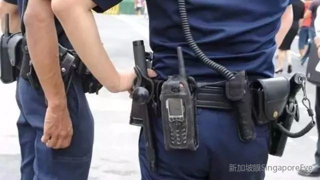 大批警察真槍實彈全副武裝!在新加坡東海岸逮捕一對情侶