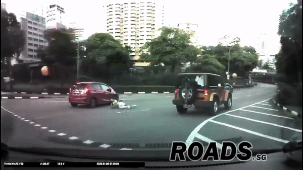 路口惊魂！新加坡中学生被轿车当街撞飞