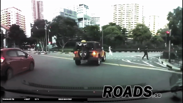 路口惊魂！新加坡中学生被轿车当街撞飞