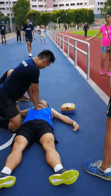 新加坡体育场里，一名男子突然休克，停止呼吸！