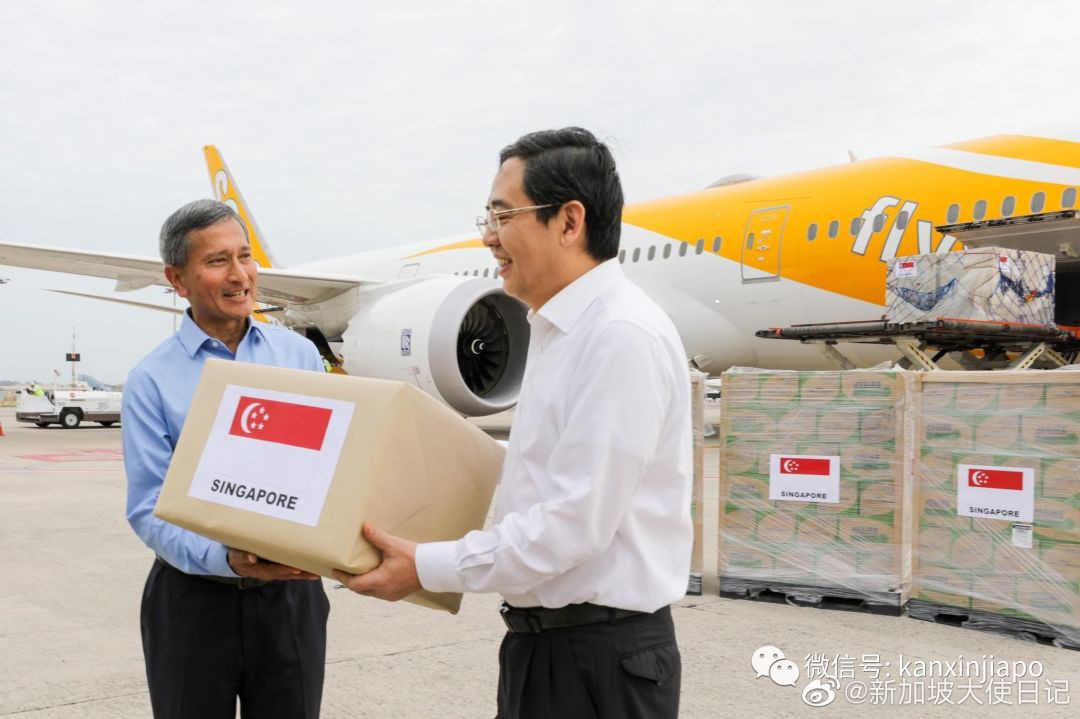 这架飞往武汉的飞机，有新加坡援助的1万个新冠病毒检测试剂盒