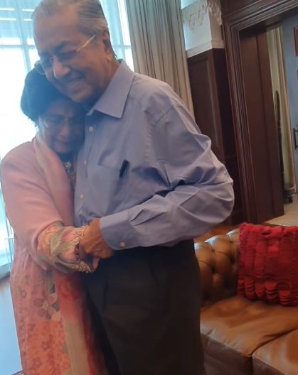 今天，马来西亚新首相慕尤丁上任；马哈迪：他背叛了我