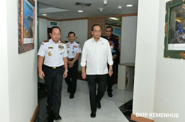 印尼交通部長確診患新冠肺炎，當地醫療人員穿雨衣防護治病