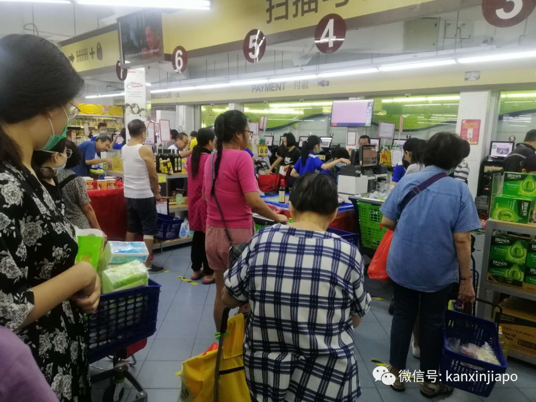新加坡为“1米距离”立法后，真实的周末超市是怎样