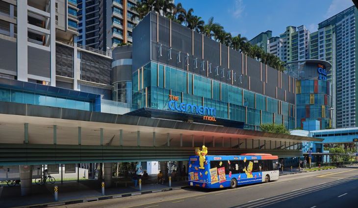 新加坡商場裏女子發高燒突然暈倒,因戴口罩無人敢上前攙扶