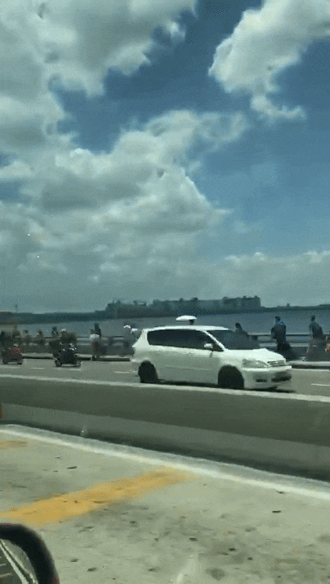 马来西亚“封国”，高速公路上多人拖行李徒步进新加坡