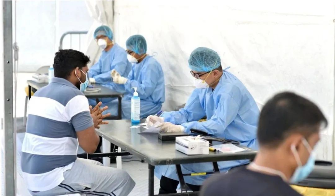爲什麽新加坡的醫生護士沒有穿得像中國那樣嚴實呢？他們不怕感染新冠嗎？