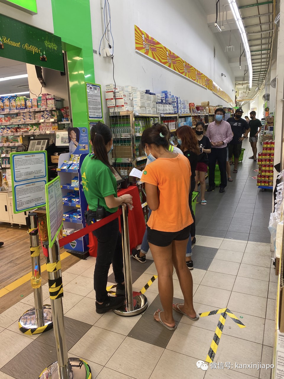 新加坡超市升级防疫措施：不仅要测体温，还要扫描身份证