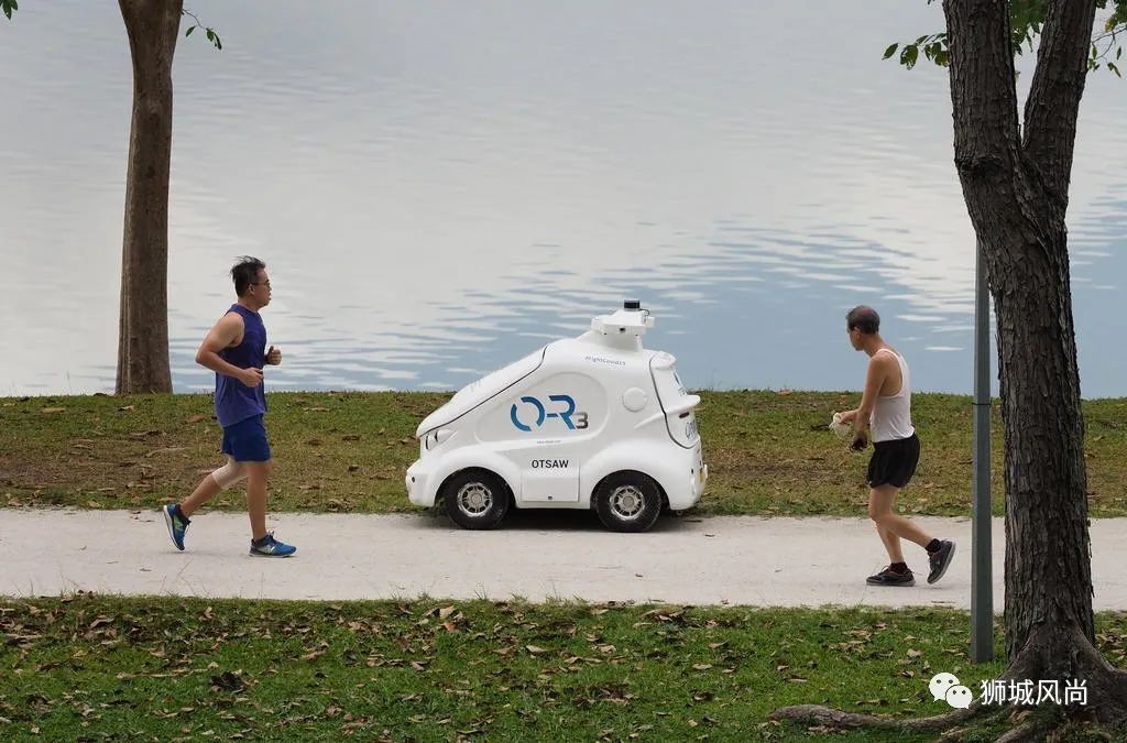Singaporean robot gently scolds park-goers into COVID compliance