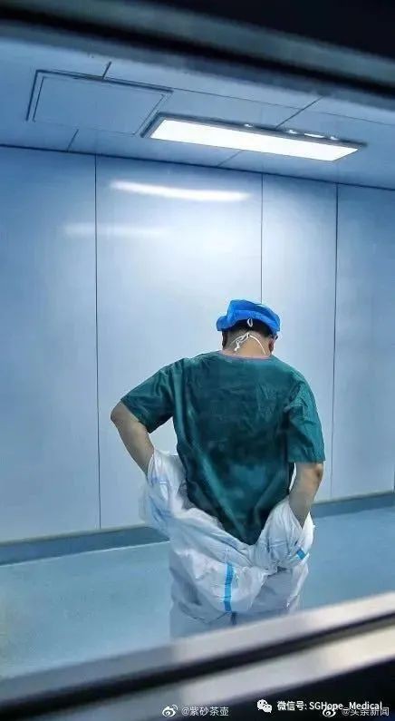 为什么新加坡的医生护士没有穿得像中国那样严实呢？他们不怕感染新冠吗？