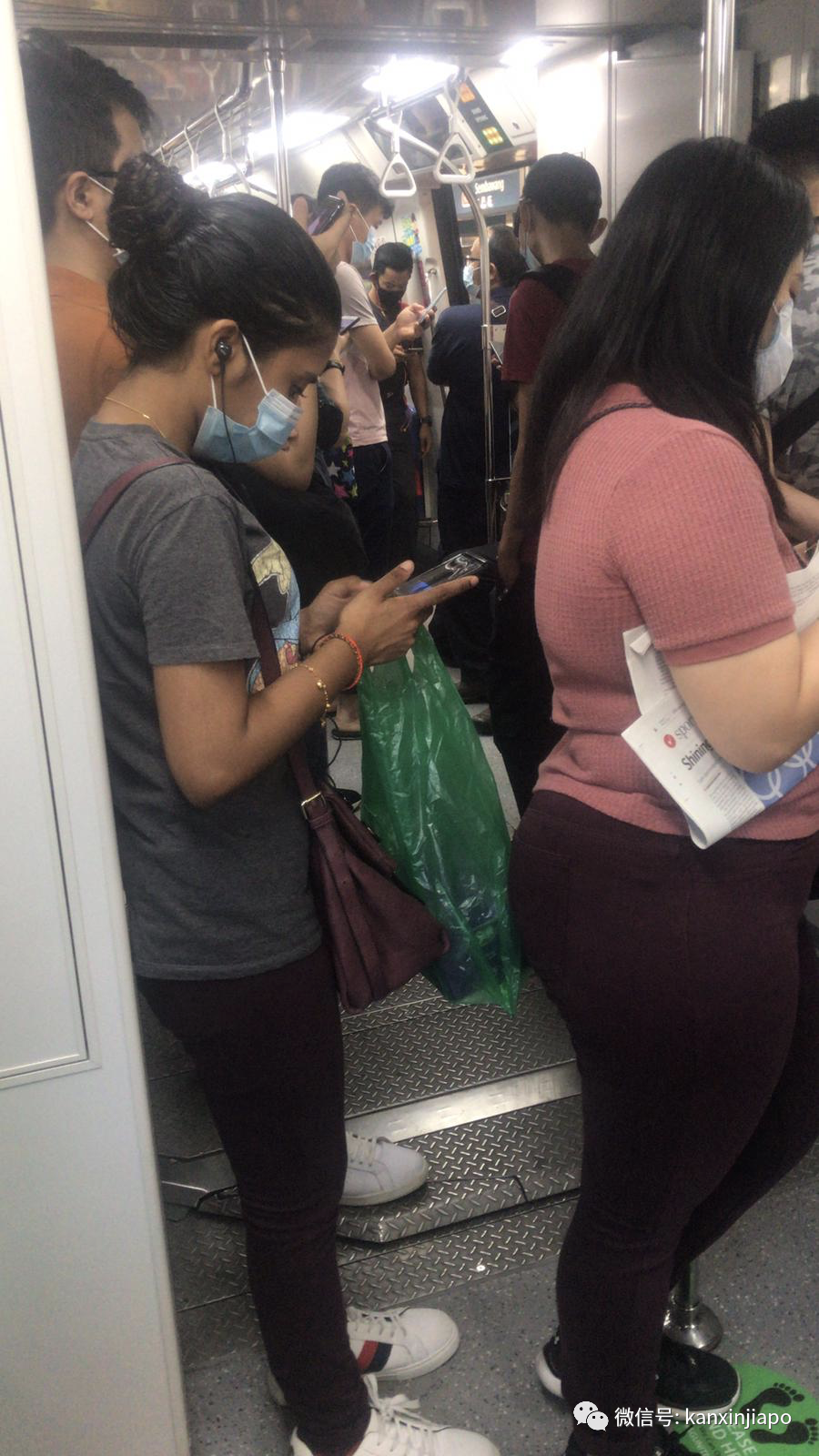 早高峰人挤人，新加坡紧急调整地铁班次