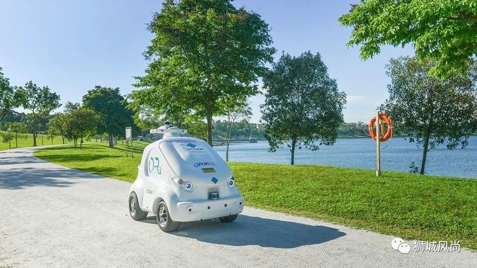 Singaporean robot gently scolds park-goers into COVID compliance