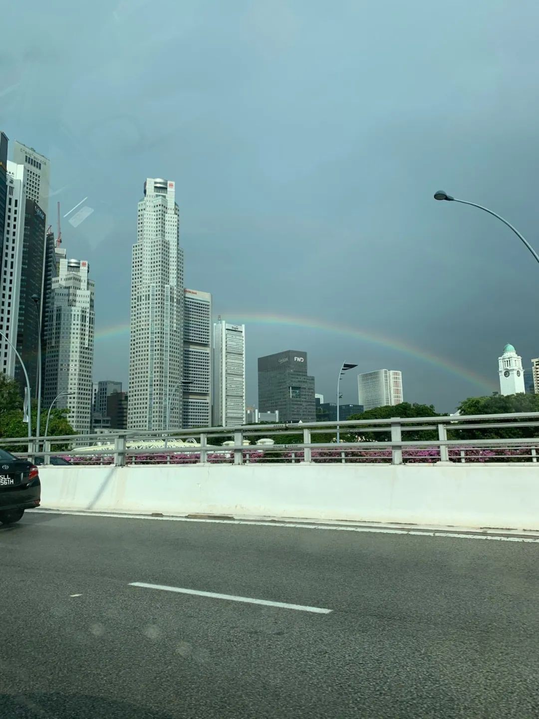 今早，新加坡出现美丽的曙光和彩虹