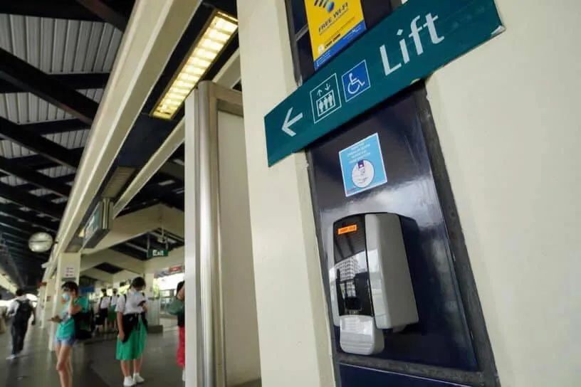 新加坡地铁站与巴士站，将增设消毒洗手液