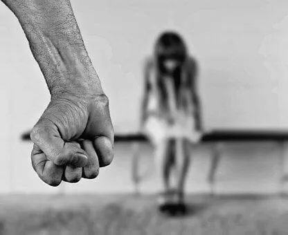 20岁的新加坡少年被判处24鞭刑，以及坐牢22年