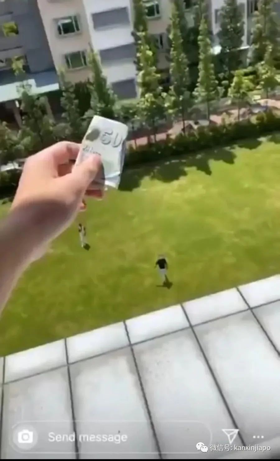 新加坡學生把50新幣當廁紙使用，引起衆怒