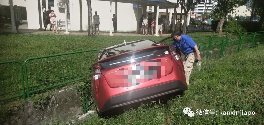 新加坡又发生一起车祸：德士撞入栏杆，差点掉入沟渠