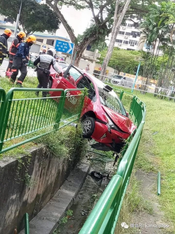 新加坡又发生一起车祸：德士撞入栏杆，差点掉入沟渠