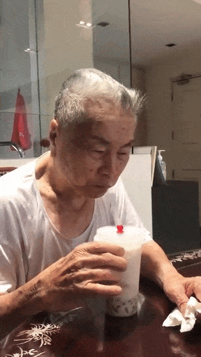 91岁爷爷首次品尝珍珠奶茶，反应也太可爱了
