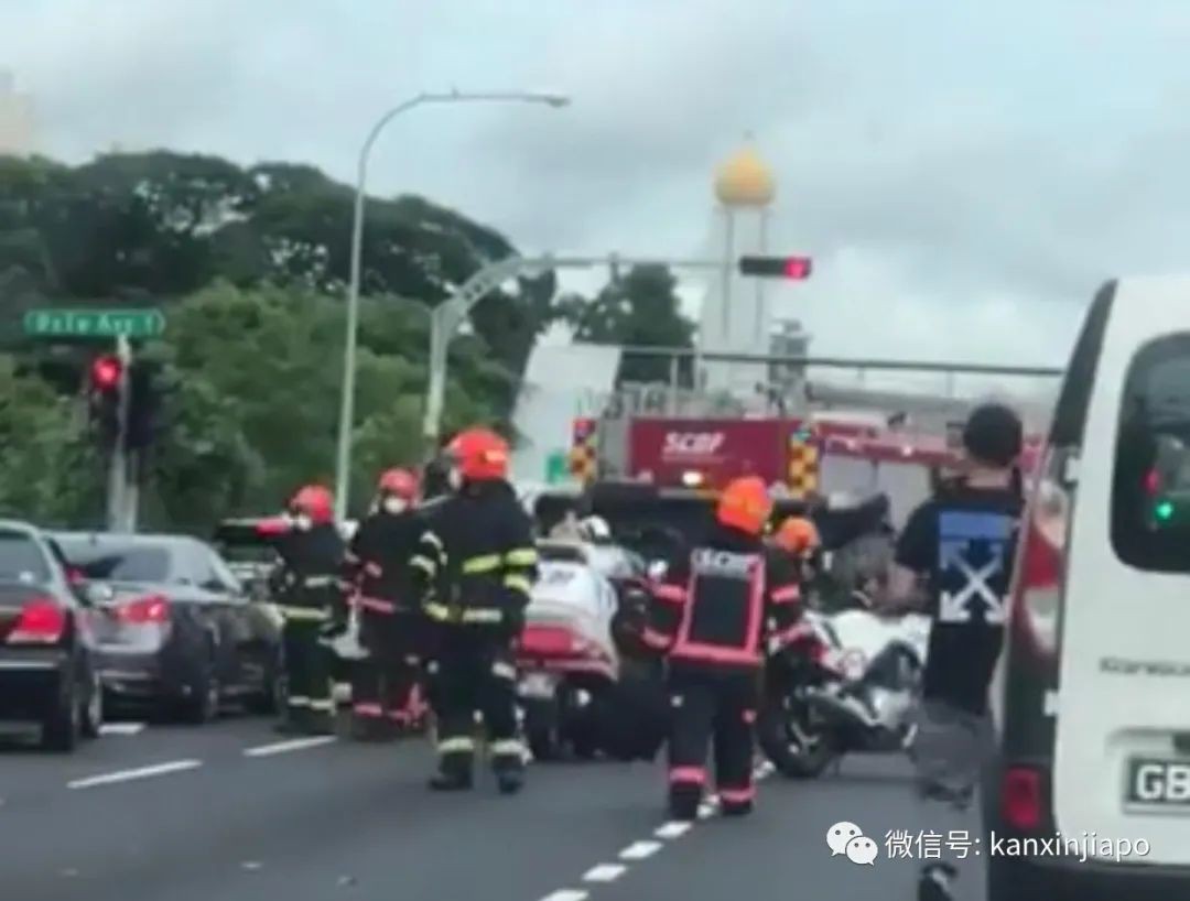 新加坡校车翻覆，9名儿童爬出校车逃命
