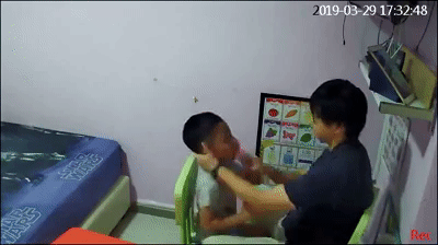 惨绝人寰！6分钟内蹂躏8次，新加坡治疗师虐待自闭症孩童遭曝光
