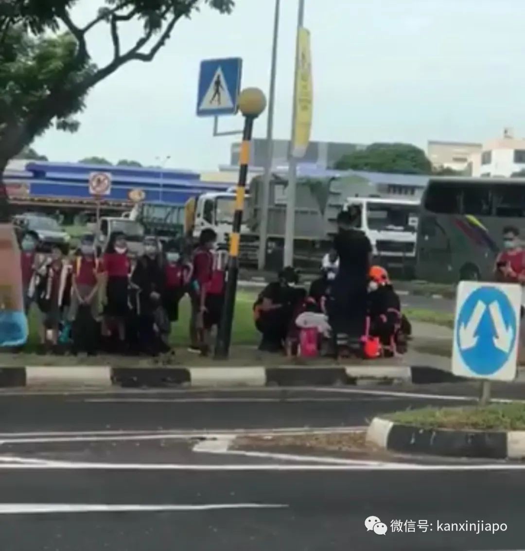 新加坡校车翻覆，9名儿童爬出校车逃命