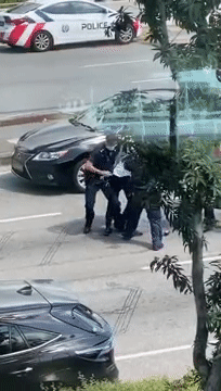 新增 XX|拔枪、电击、道路中央对峙，新加坡市中心惊现涉毒通缉犯袭警逃窜