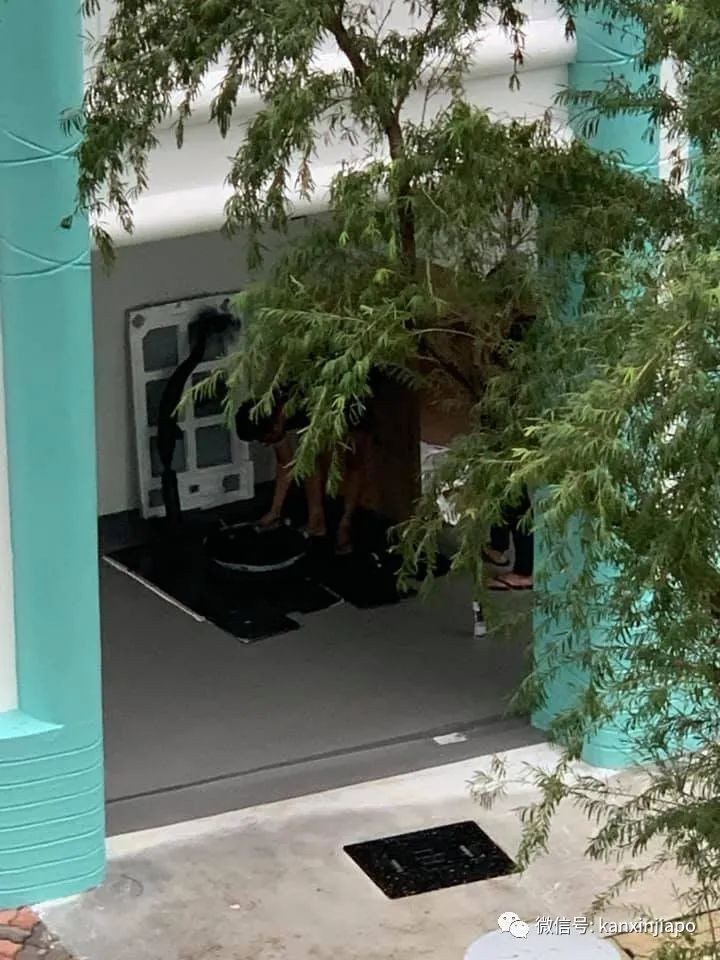 摩托車主在公共區域,用膠帶自制停車位