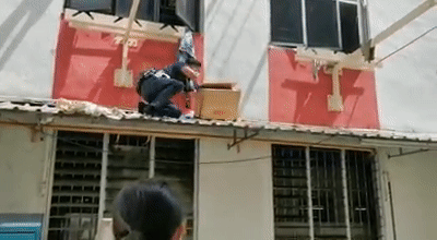 警方冒著生命危險，爬上屋頂救下貓咪