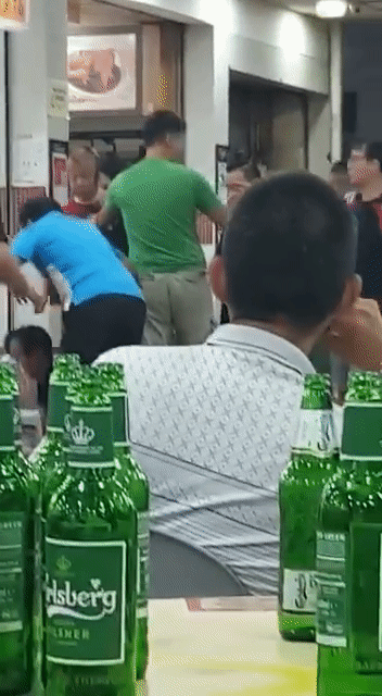宏茂桥食阁两拨人马混战,不戴口罩酒气冲天
