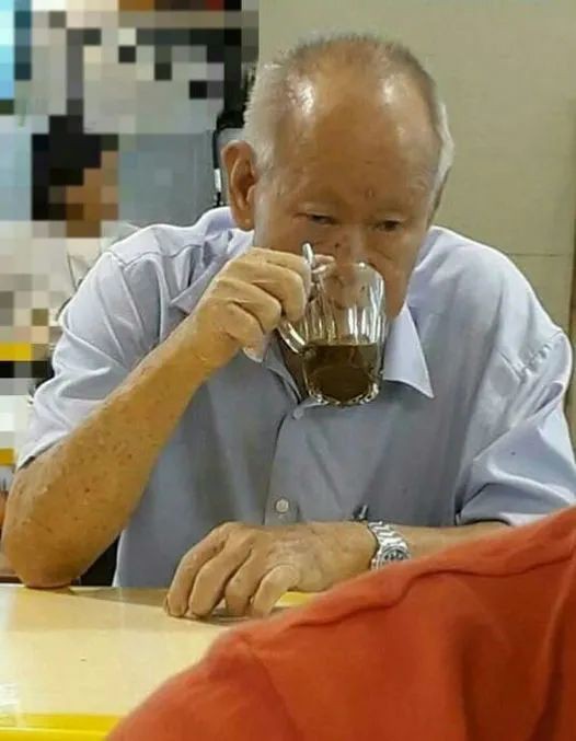 偶遇咖啡館爺爺，酷似新加坡國父李光耀
