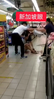 血流滿地！18歲砍23歲，男子跑進超市避難