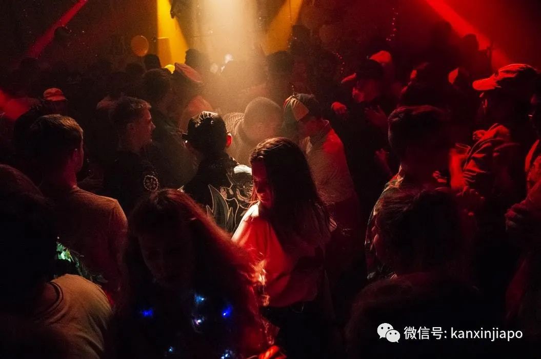 豔女酒客紮堆新加坡紅燈區狂歡,無視防疫規定遭警方突襲