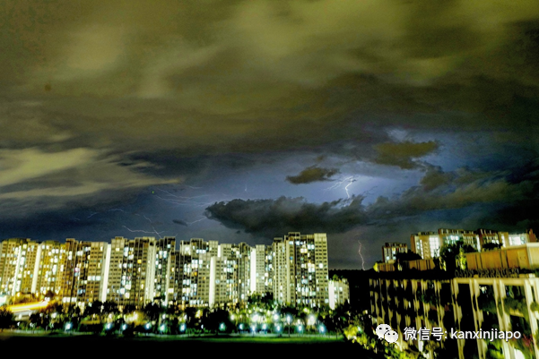 新加坡连夜大雨，花样闪电演绎特效大片