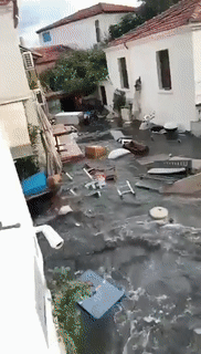 愛琴海水貫穿街道!希臘7.0大地震引發海嘯、高樓坍塌