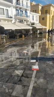 愛琴海水貫穿街道!希臘7.0大地震引發海嘯、高樓坍塌