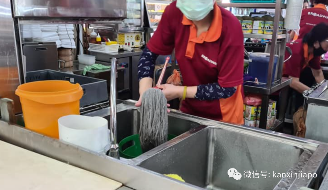 洗完拖把再涮碗筷?新加坡食阁小贩操作惊到顾客