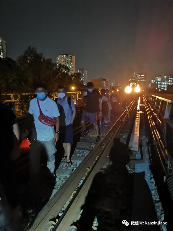 新加坡3地铁线同时大瘫痪，公众摸黑在高架上“越轨”走出列车