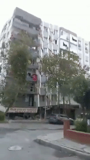 愛琴海水貫穿街道!希臘7.0大地震引發海嘯、高樓坍塌