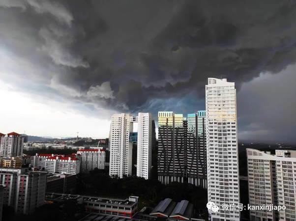 新加坡的天空被黑色笼罩，全岛公众看乌云密布冷风狂哮