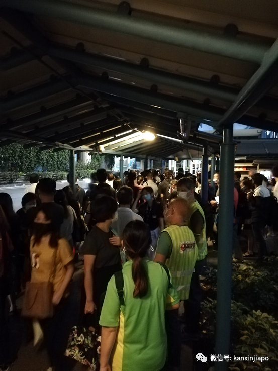 新加坡3地铁线同时大瘫痪，公众摸黑在高架上“越轨”走出列车