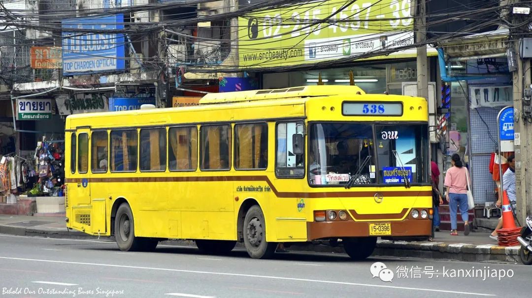 亮了！新加坡巴士“混入”香港，引行人纷纷抢拍