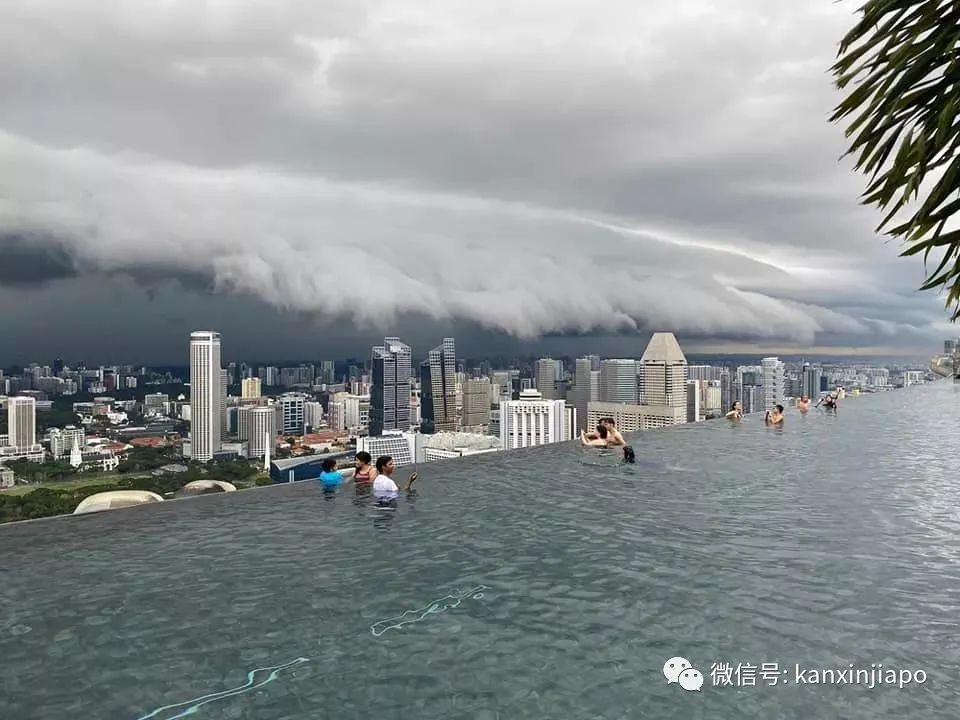 世界末日既視感，磅礴大雨似海嘯來襲！新加坡昨4小時降了半個月的雨量