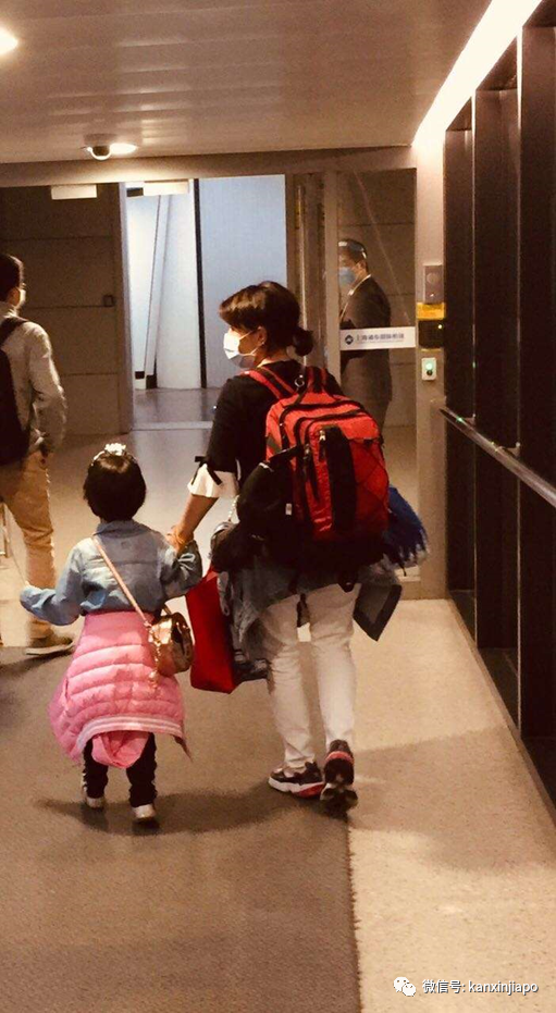 从上海机场起飞，中国妈妈和新加坡爸爸+女儿成功抵达