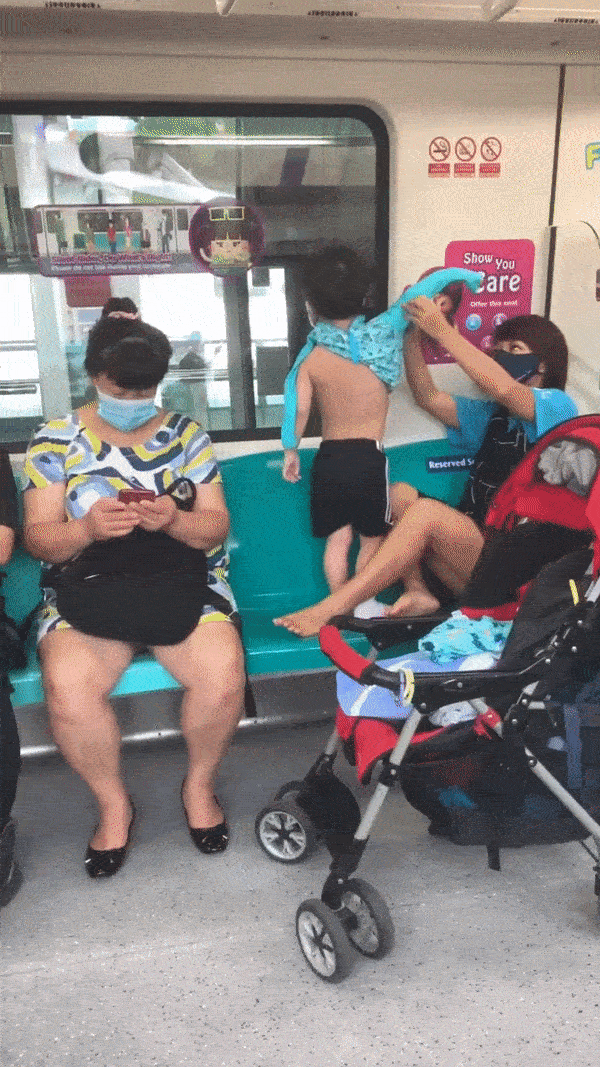 女子在地铁帮小孩换衣服、尿片，旁人目瞪口呆......