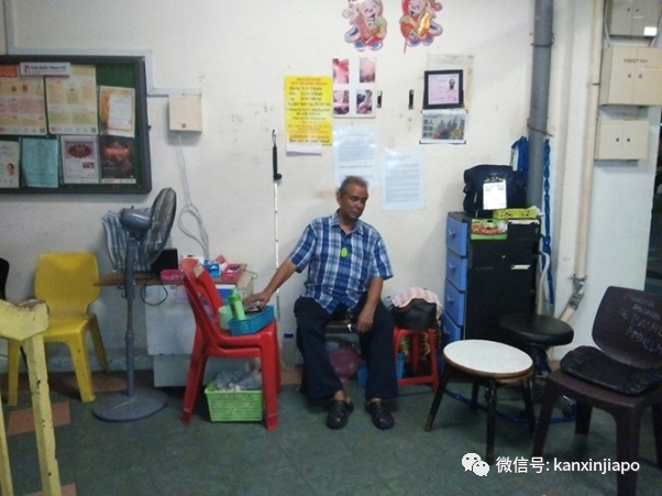盲人大叔15年始终如一，在新加坡组屋楼道提供按摩服务
