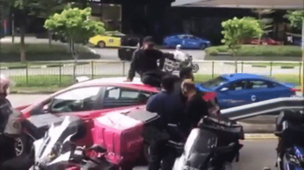 新加坡街頭奇聞,男子爬車頂耍賴不肯下來,只爲了……