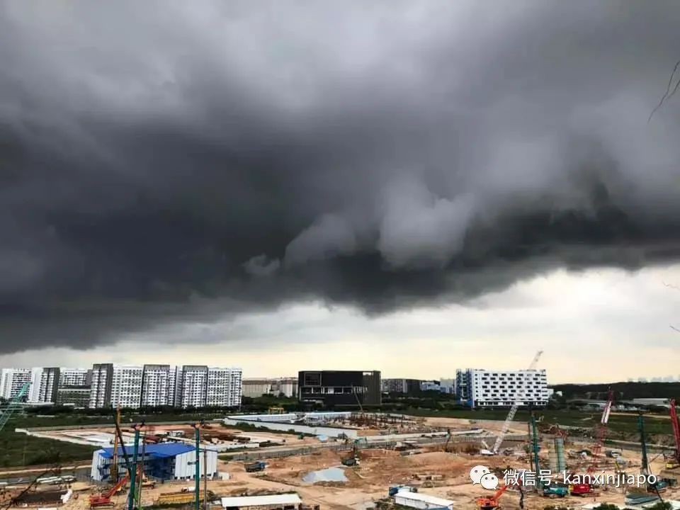 世界末日既視感，磅礴大雨似海嘯來襲！新加坡昨4小時降了半個月的雨量