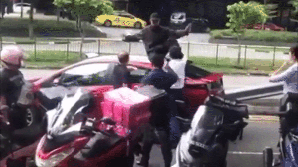 新加坡街頭奇聞,男子爬車頂耍賴不肯下來,只爲了……